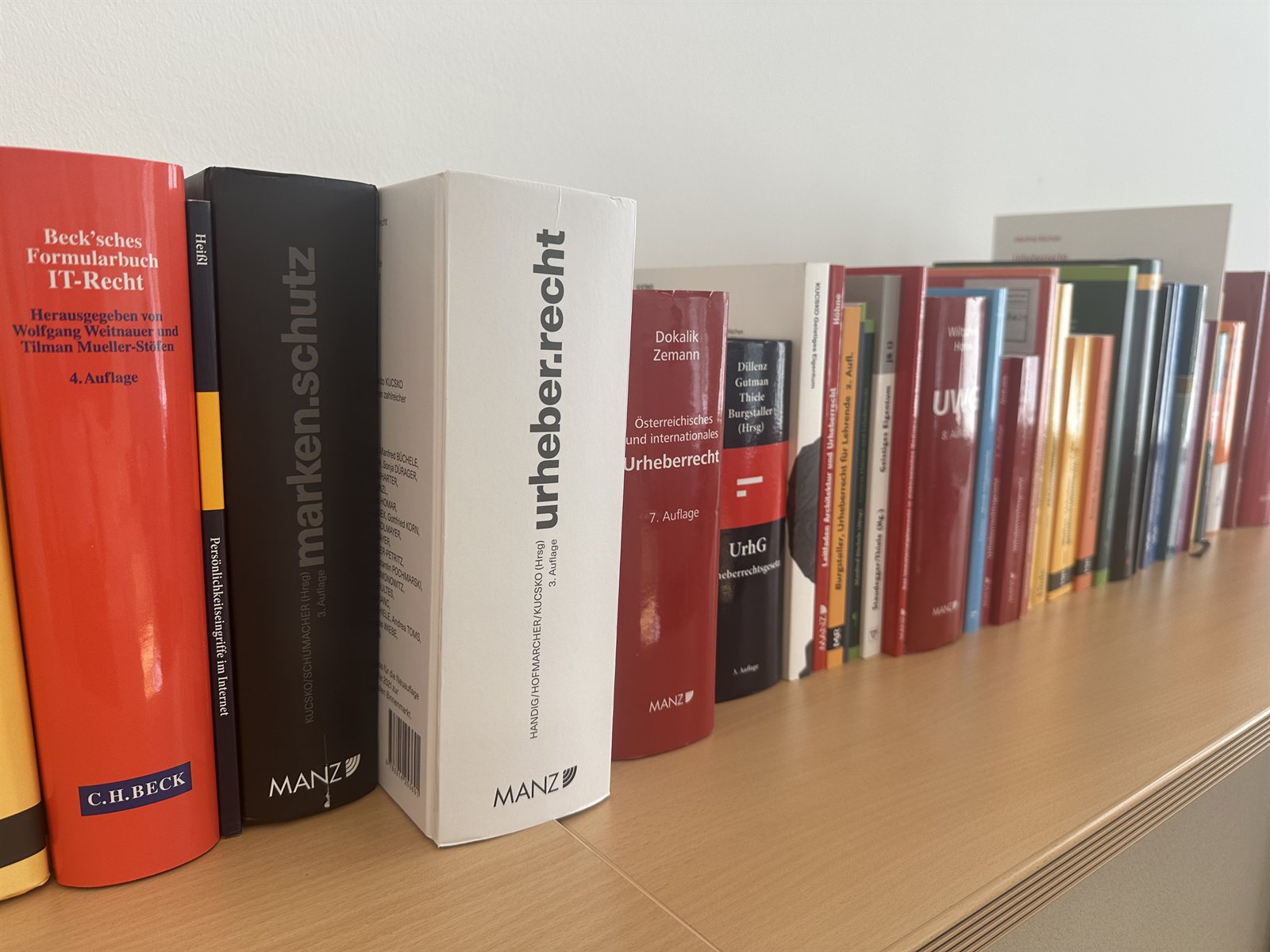 Kanzleiregal mit dem Kucsko-Urheberrechts-Kommentar, dem Beck'schen IT-Recht-Formularbuch und weiteren österreichischen Standardwerken zum Urheberrecht